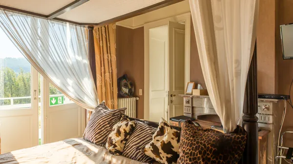 1770285742-11A) afrikaanse kamer (4)